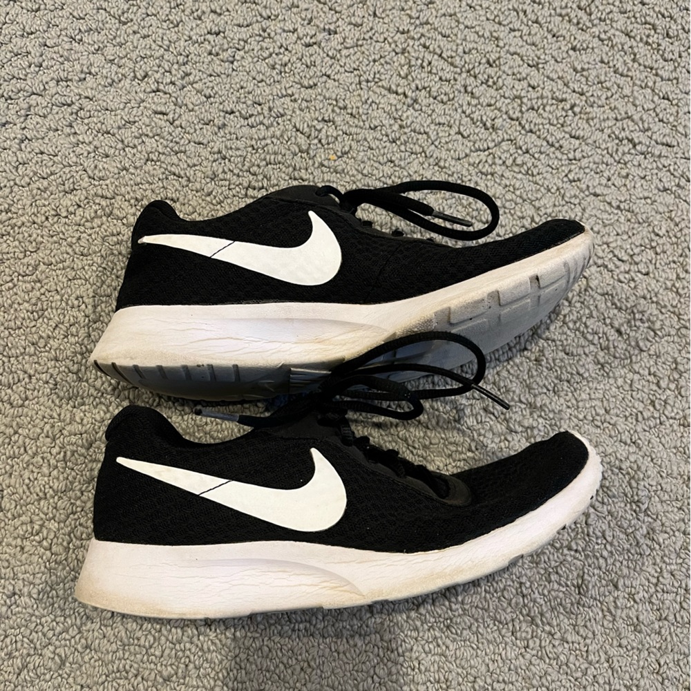 Nike sneakers/tennis shoes